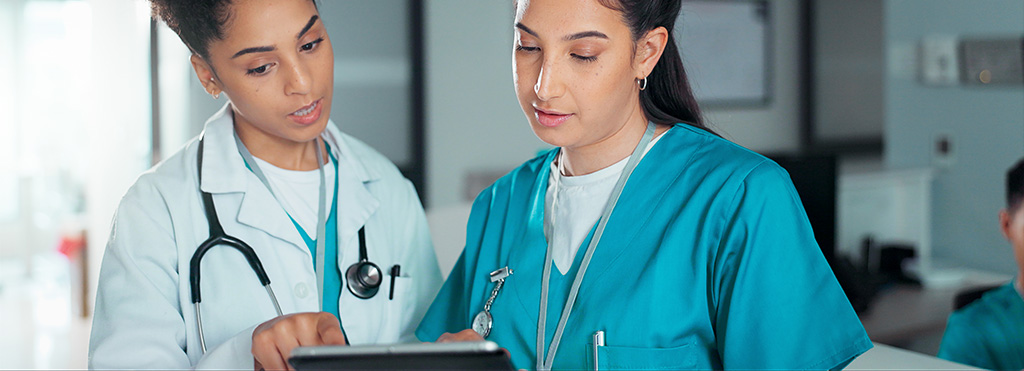 Etudiante infirmiere consulte ClinicalKey Student Nursing à l'hopital