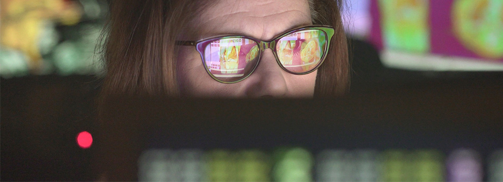 Femme regarde son écran et travaille dans intelligence articielle dans le domaine de la santé